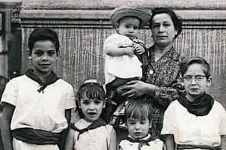 Década de los 60. Gloria Lacarra y sus hijos, de mayor a menor: Andrés, Daniel, Mª del Mar, Carlos y Tito.
