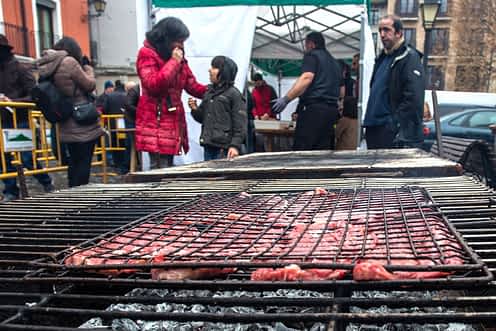 Preparativos del asado el sábado en la plaza Santiago.