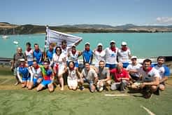 El equipo Donostiarra, campeón de la prueba y con el pañuelico al cuello, junto a los organizadores y representantes municipales que acudieron al evento
