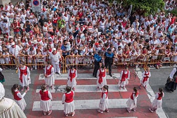 Imagen panorámica del grupo de Danzas Virgen del Puy y San Andrés tomada desde el balcón consistorial el Viernes de Gigantes. Fiestas de Estella de 2019.