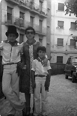 34. 1979. Mª Carmen con Javier y Jesús Muñoz