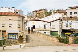 magen del puente medieval que cruza el río Iranzu y comunica la parte antigua de Villatuerta con el barrio bajo.
