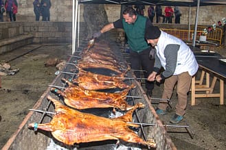 Asado de los corderos en la plaza Santiago.