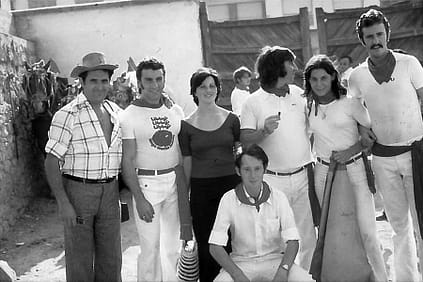 Foto de grupo en el coso estellés, con las mulillas al fondo.