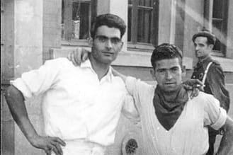 1946. Vicente Leorza y Ángel Carretero, tras el cohete.