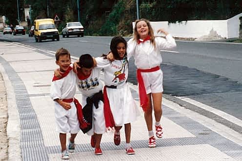 Fiestas de 1994. Alexia, Jon Ander, Sandra y Eneco volviendo a casa cantando y bailando la bajadica.