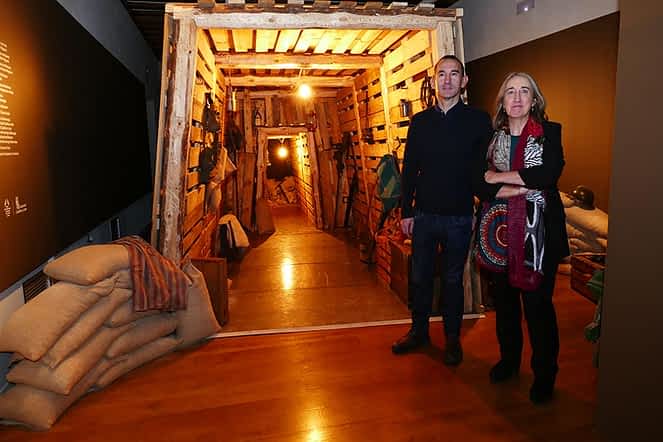 Francisco Fernández, comisario de la exposición y Susana Irigaray, directora del Servicio de Museos del Gobierno de Navarra junto a la galería de mina.