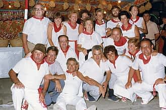 Fiestas de 1985. Mª Carmen Basarte (de pie, segunda por la dcha.), apoyada en su marido, Eduardo Lizarraga, junto con los integrantes de su cuadrilla.