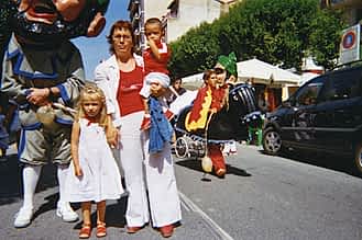 Fiestas de 2005. Mª Isabel Ruiz y sus nietos Alexia e Ian David.