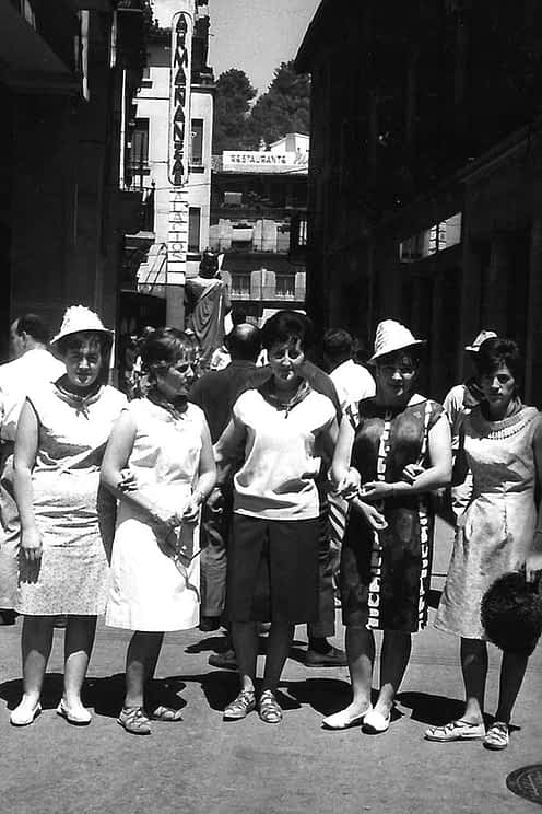 28. 1963. Angelines, Carmen, Mª Carmen, Sara y Mª José.