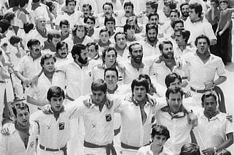 1980. Pañuelada de los jóvenes. Entre los mozos, los hermanos Toño y José Ramón Sanz.