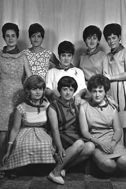 25. 1964. Asun, Pili, Sara, Mª Carmen, Mª Carmen, Rosa, Conchi, Mª Ángeles.