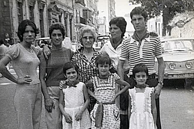 Fiestas de 1974. De izda. a dcha., de pie, Mª Ángeles Mañeru, Mª Mañeru, Dolores Belda, Meli Mañeru, José Mari Villar. Debajo, Margari Mañeru, Begoña Astarriaga y Meli Mañeru.