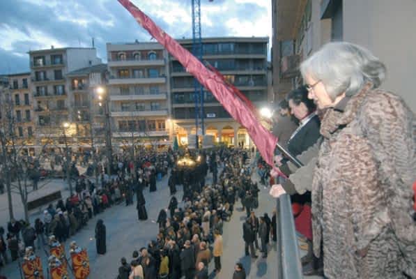 Miles de personas siguieron  la procesión del Santo Entierro en Estella
