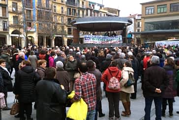 Manifestación en contra del traslado de actividad de los laboratorios del Hospital García Orcoyen a Pamplona