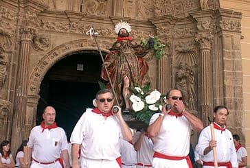 El cohete, la procesión y la pochada, puntos cardinales de las fiestas de Los Arcos