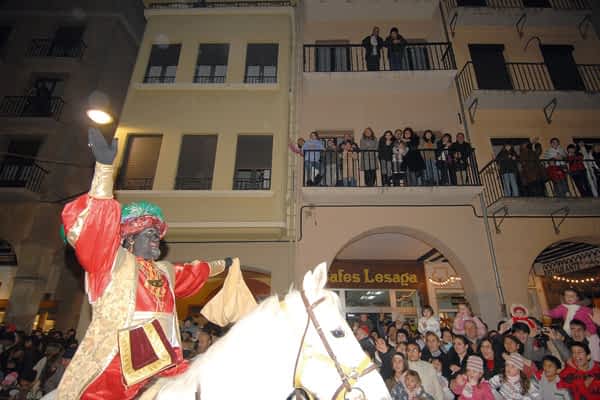 La magia de la cabalgata de Reyes recorrió las calles de Estella