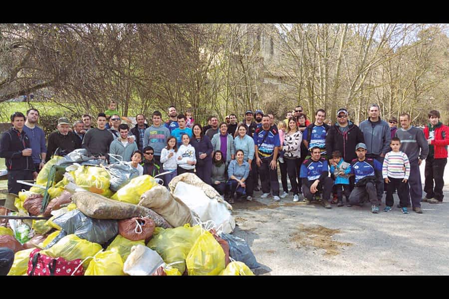 ‘El Esguín’ reúne a cien voluntarios que retiran 850 kilos de basura del Ega