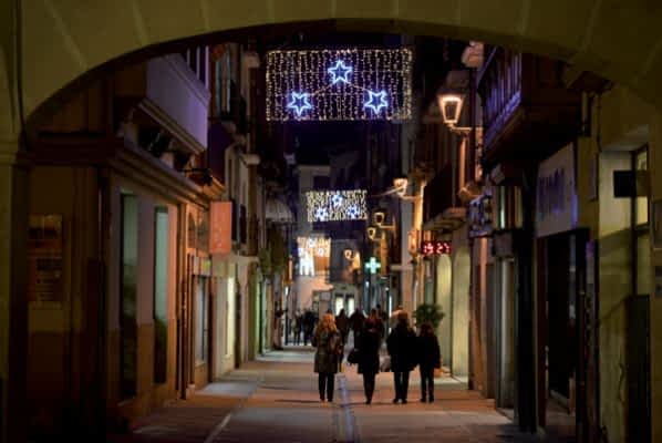Campanas y estrellas de Navidad iluminan en 45 arcos las calles de Estella