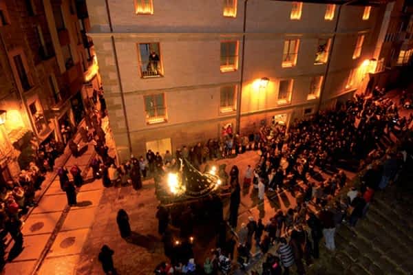 La procesión del Santo Entierro recorrió las calles de Estella