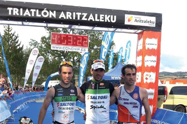 Raúl Amatriain y Estefanía Gómez ganan el Medio Ironman de Aritzaleku