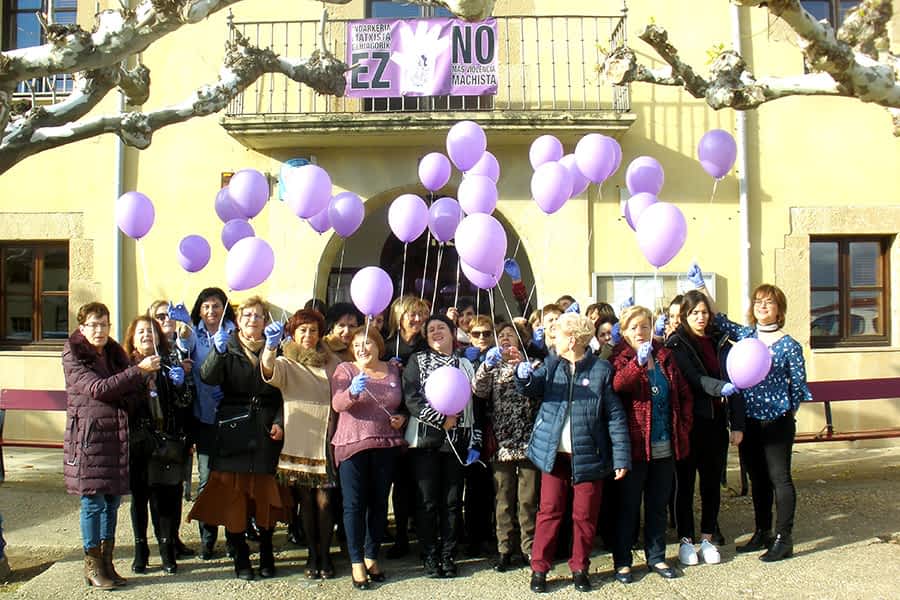 Vecinas de Arellano se concentraron para manifestar su oposición a la violencia de género con globos morados.