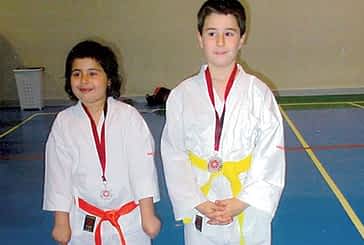 Medallas para los pequeños karatecas del Gimnasio El Puy