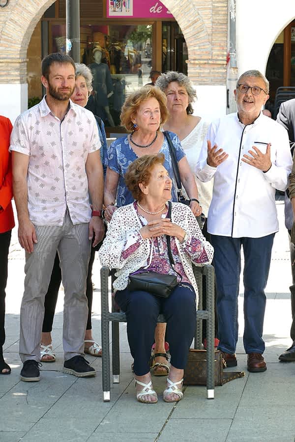 Las hermanas Lucía y Puy Odria Larrión junto a sus familiares; el alcalde de estella, Koldo Leoz y el presidente de la Fundación Irujo Etxea, Koldo Viñuales.