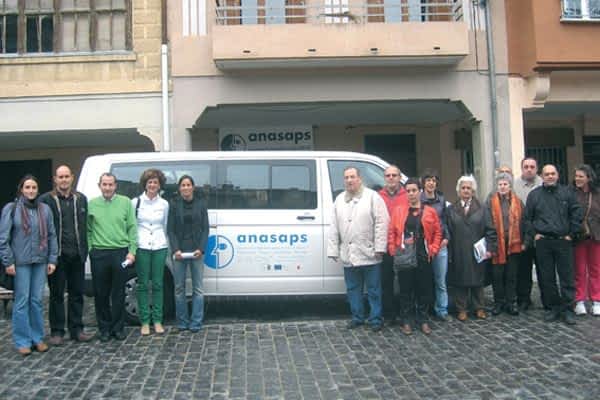 Una furgoneta acerca la oferta de servicios de Anasaps