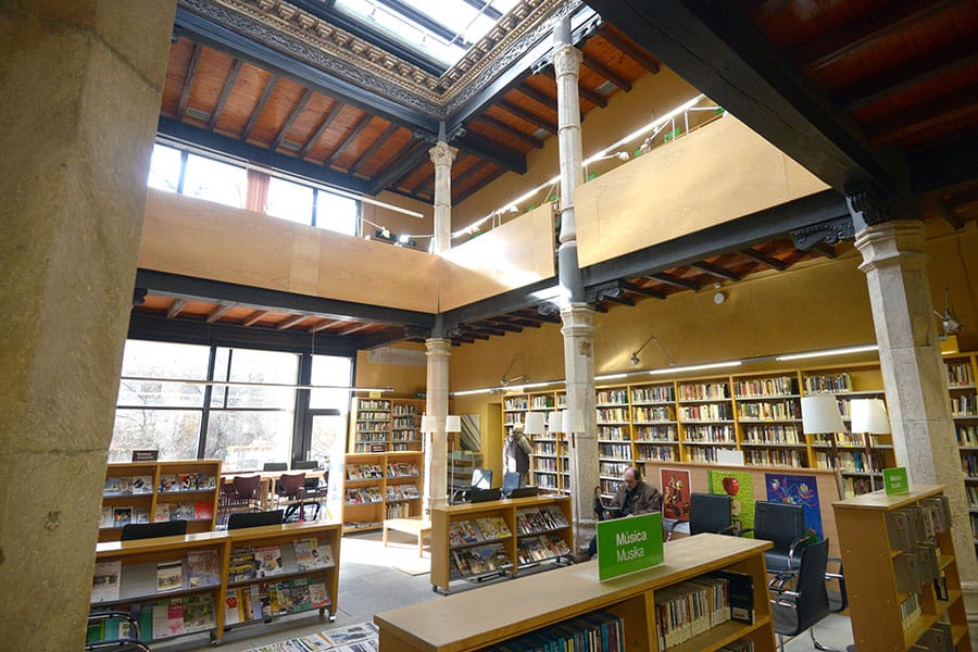 La biblioteca estrenará libros con la ayuda de 12.000 euros del Ayuntamiento