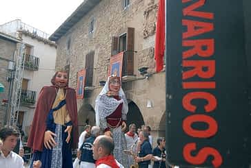 Los vecinos de Cirauqui acompañaron a la Santa Cruz en procesión