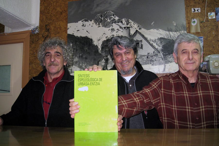 Un libro recoge la espeleología en Urbasa de los últimos 60 años