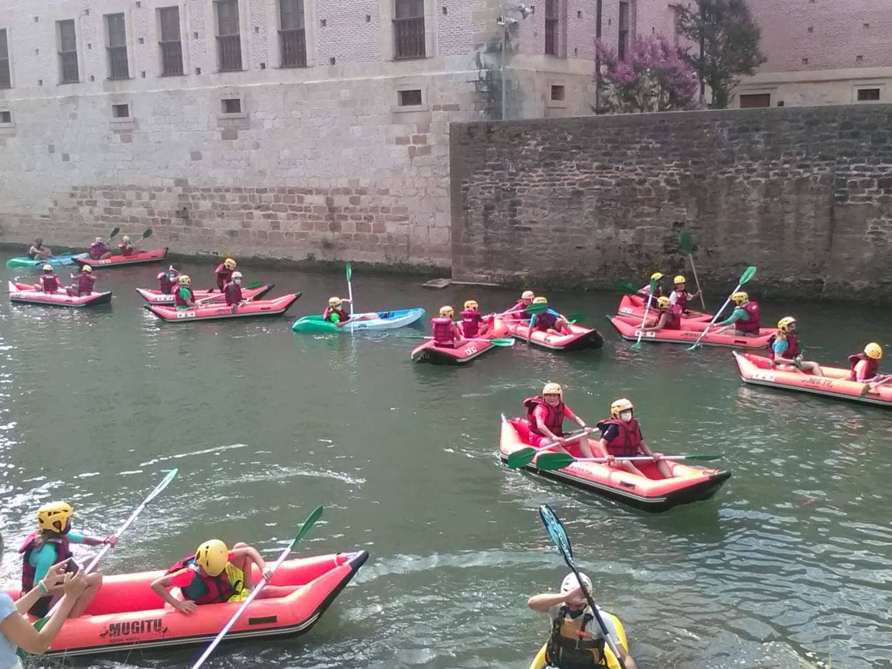 Jóvenes de Los Arcos disfrutaron de los kayaks por río Ega en Estella
