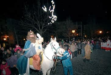 Los Reyes Magos pasaron por Estella para saludar a los niños y niñas