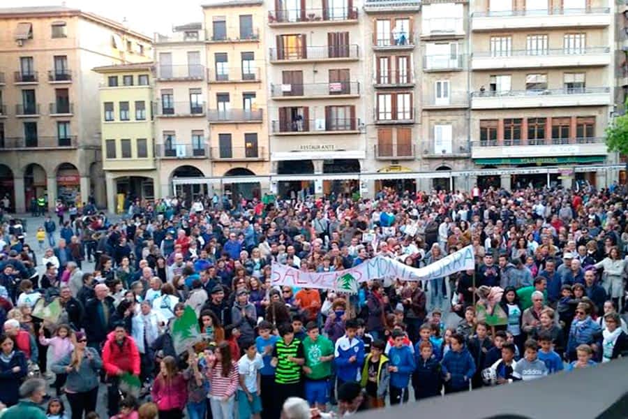 Miles de personas se manifestaron en Estella en contra de la planta de lodos
