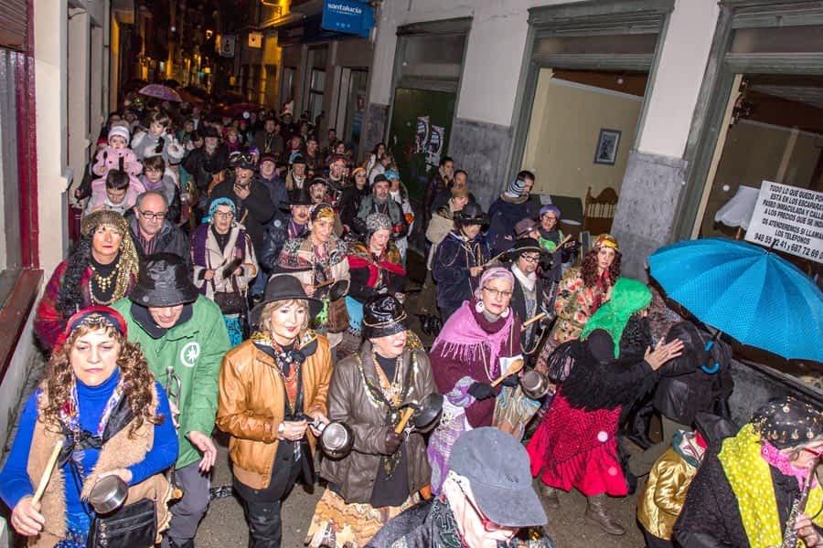 El ruido de los caldereros y el fuego de Aldabika anuncian el Carnaval
