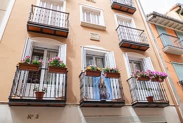 La decoración floral de ventanas y balcones de Estella tiene premio