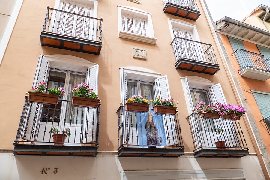 La decoración floral de ventanas y balcones de Estella tiene premio