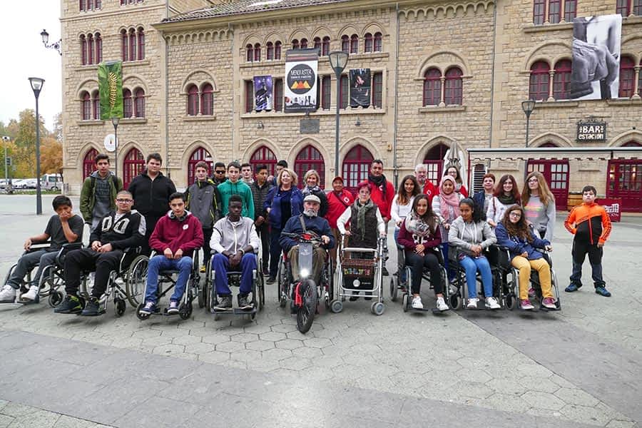 Alumnos del IES Tierra Estella recorrieron las calles en sillas de ruedas