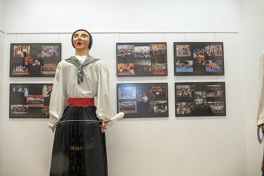 Los exdanzaris recordaron en una exposición los 50 años de Lizarra Ikastola