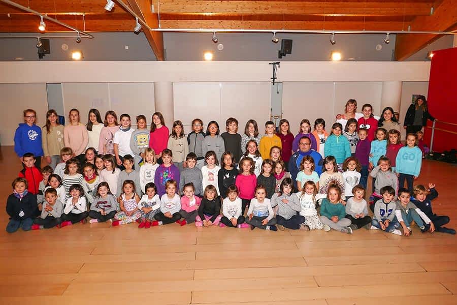 ASOCIACIONES – Grupo de danzas Larraiza – 50 años del grupo txiki