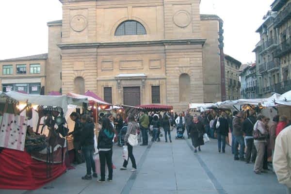 La plaza de los Fueros acogió el Mercado del Peregrino