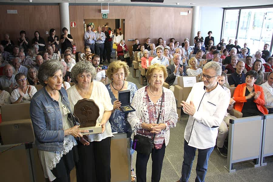 Momento de la entrega del ‘Premio Manuel Irujo’ a las hermanas Odria Larrión.