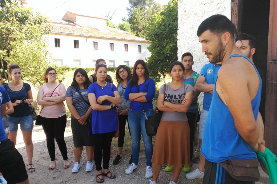 Los alumnos de la Escuela Taller de Hostelería visitan el proyecto de huerta ecológica de Uztaldi
