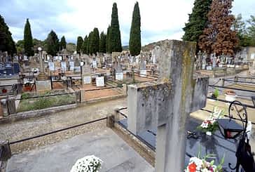 Los cementerios se convierten en jardines por Todos los Santos