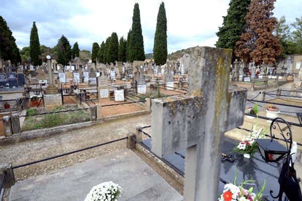 Los cementerios se convierten en jardines por Todos los Santos