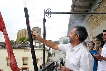 El director del colegio, Luis Mañeru, prendió la mecha del cohete de Villatuerta