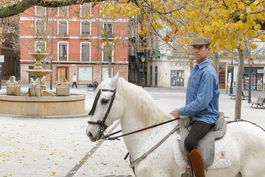 PRIMER PLANO – Eduardo Hermoso  de Mendoza Sanz de Galdeano, aficionado a la equitación y apasionado de las Ferias –  “Hay que abrir  la puerta al ganado de montura y enganche”