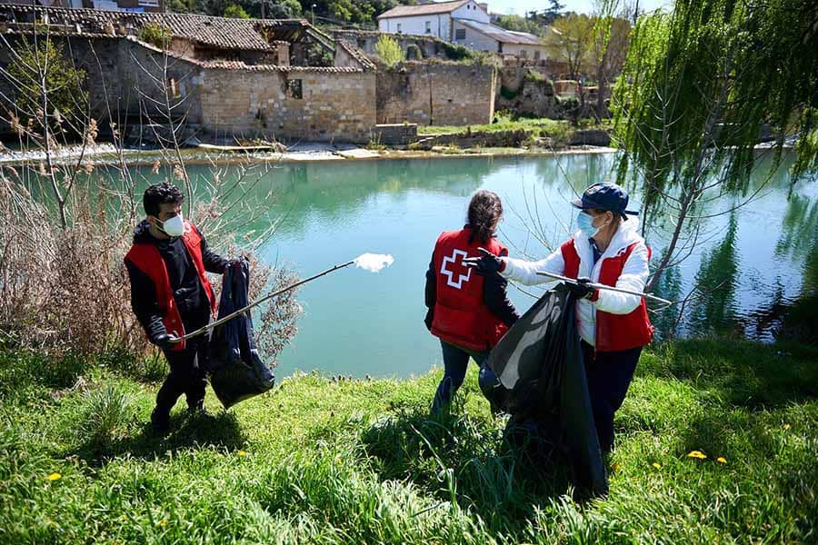 Voluntarios de Cruz Roja retiran 220 kilos de basura en el río Ega a su paso por Estella