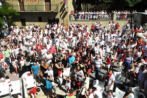 Imagen de la plaza del Ayuntamiento instantes después del inicio de las fiestas en Oteiza.